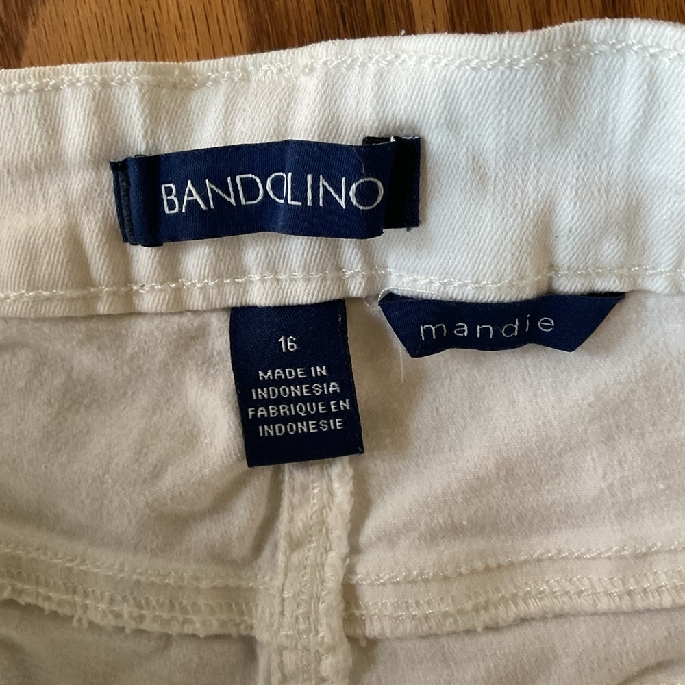 Bandolino Mandie Elegant White Women's Shorts. Size 16 - Picture 5 of 5